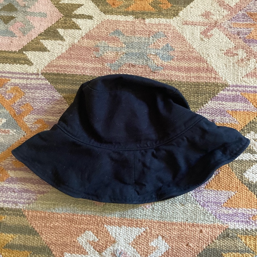 Black Uniqlo bucket hat